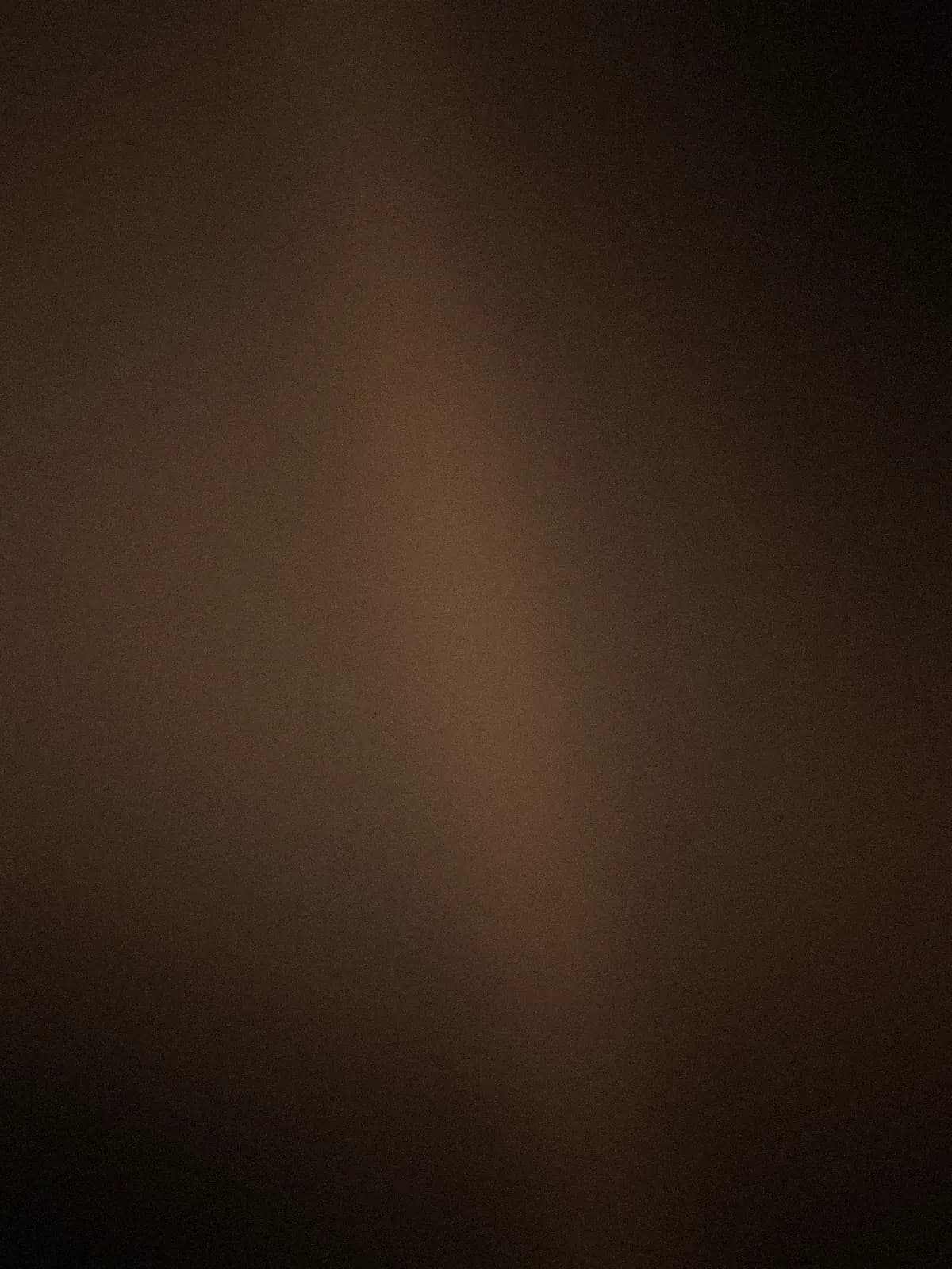 Sepasang kekasih dalam momen yang tenang dan tanpa pose